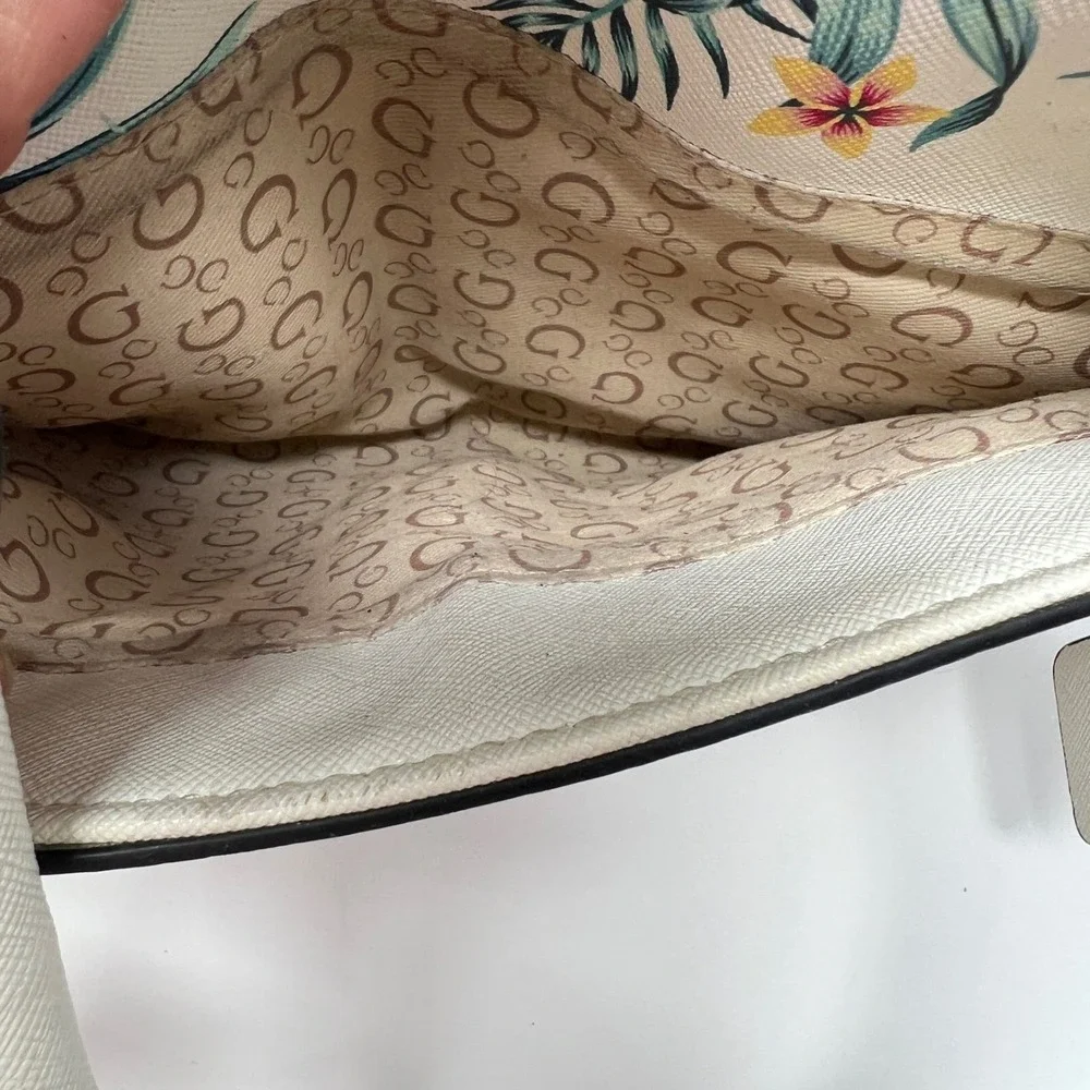 GUESS White Floral Tropical Hibiscus Dome Satchel Crossbody Bag‎ Silver Hardware